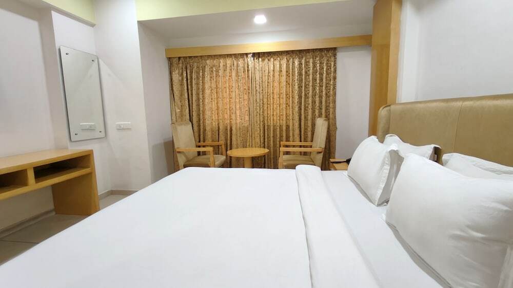 Ананд: The Sky Imperial Hotel The Maison