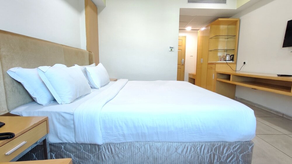Ананд: The Sky Imperial Hotel The Maison