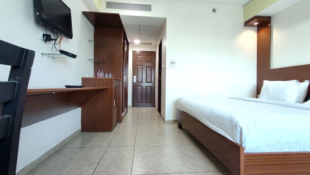 Ананд: The Sky Imperial Hotel The Maison