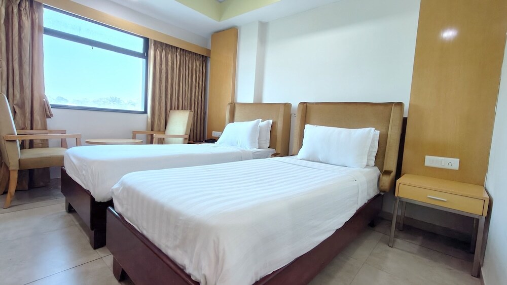 Ананд: The Sky Imperial Hotel The Maison