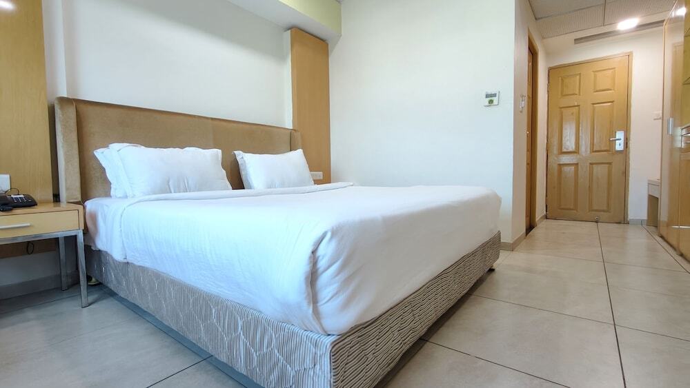 Ананд: The Sky Imperial Hotel The Maison