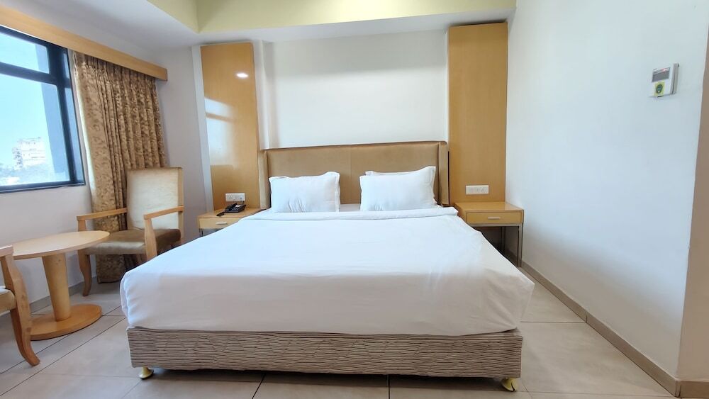 Ананд: The Sky Imperial Hotel The Maison