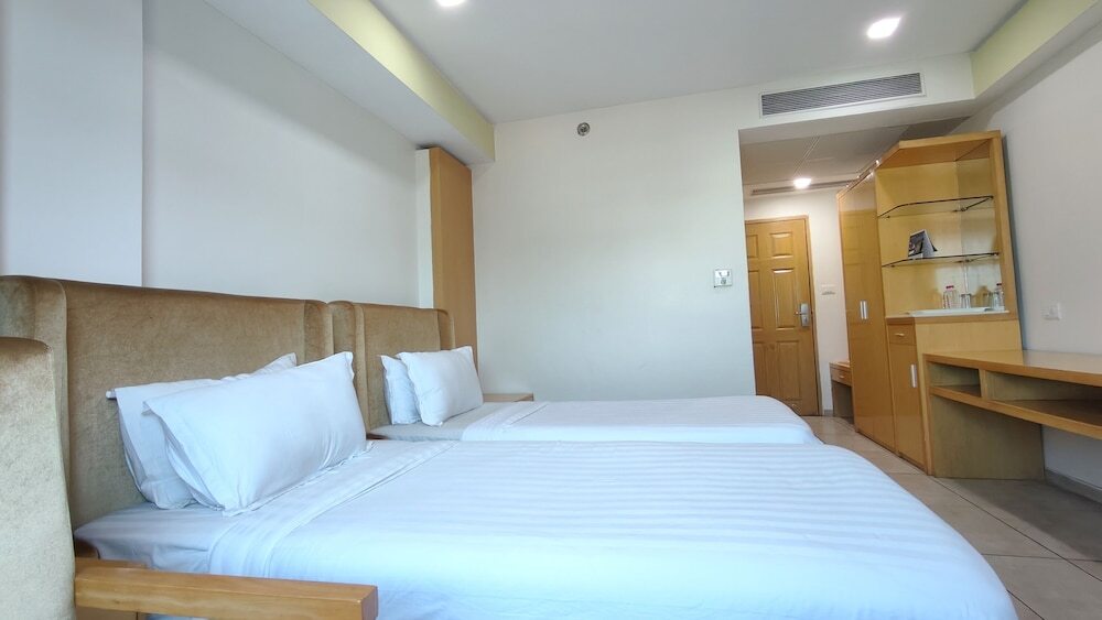 Ананд: The Sky Imperial Hotel The Maison