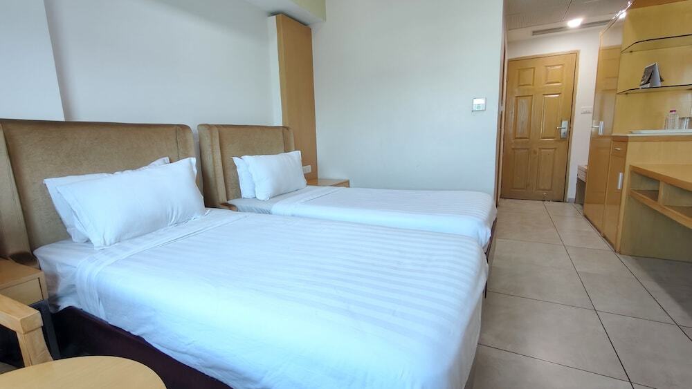 Ананд: The Sky Imperial Hotel The Maison