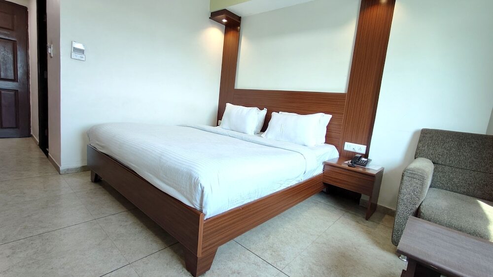 Ананд: The Sky Imperial Hotel The Maison
