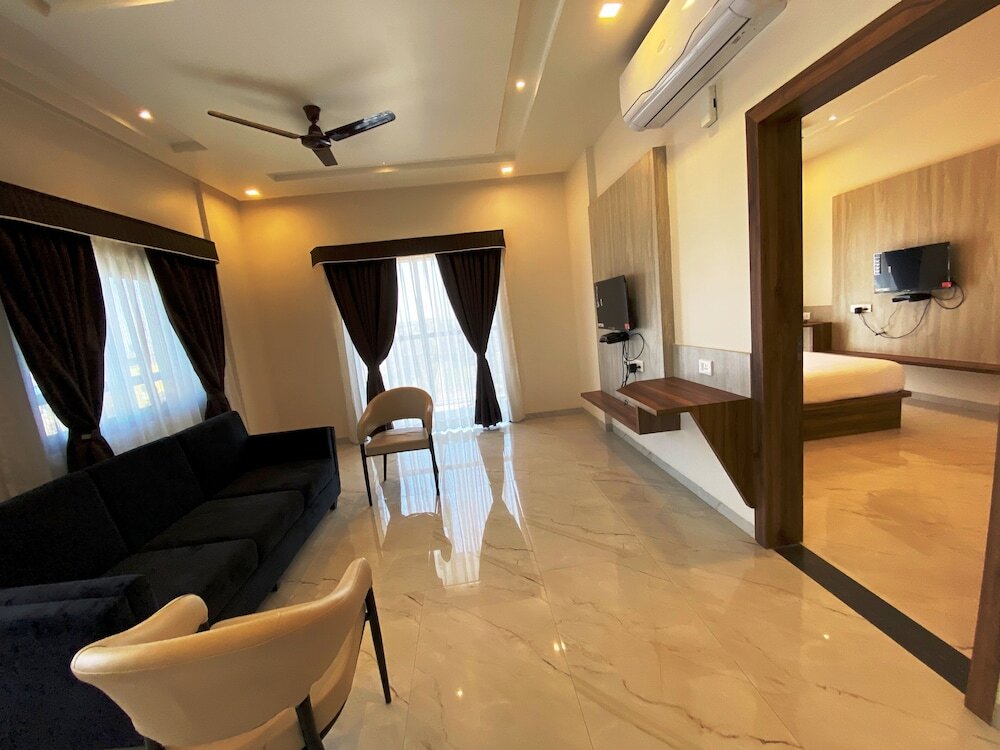Чакан: The Grand Sarovar Inn and Suites