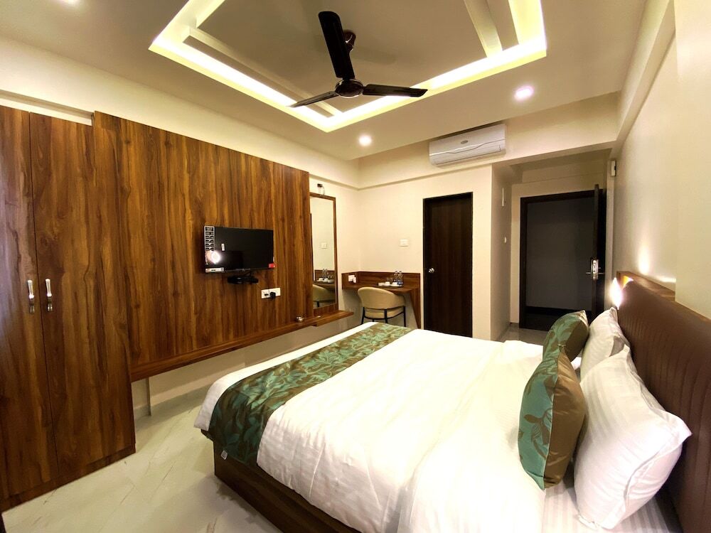 Чакан: The Grand Sarovar Inn and Suites