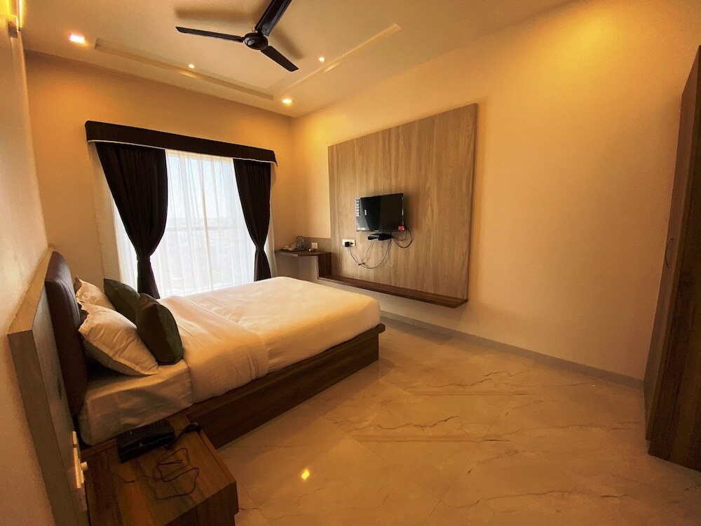 Чакан: The Grand Sarovar Inn and Suites