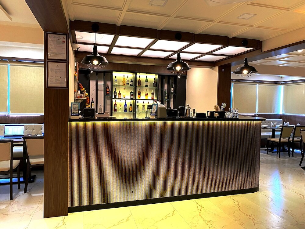 Чакан: The Grand Sarovar Inn and Suites
