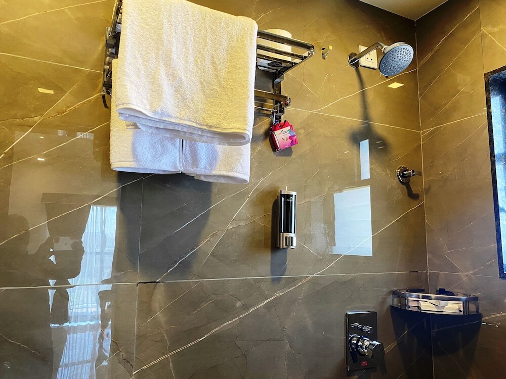 Чакан: The Grand Sarovar Inn and Suites