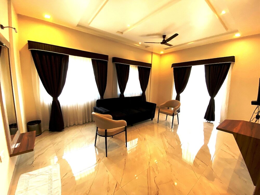 Чакан: The Grand Sarovar Inn and Suites