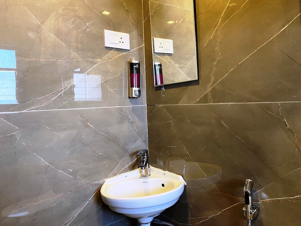 Чакан: The Grand Sarovar Inn and Suites