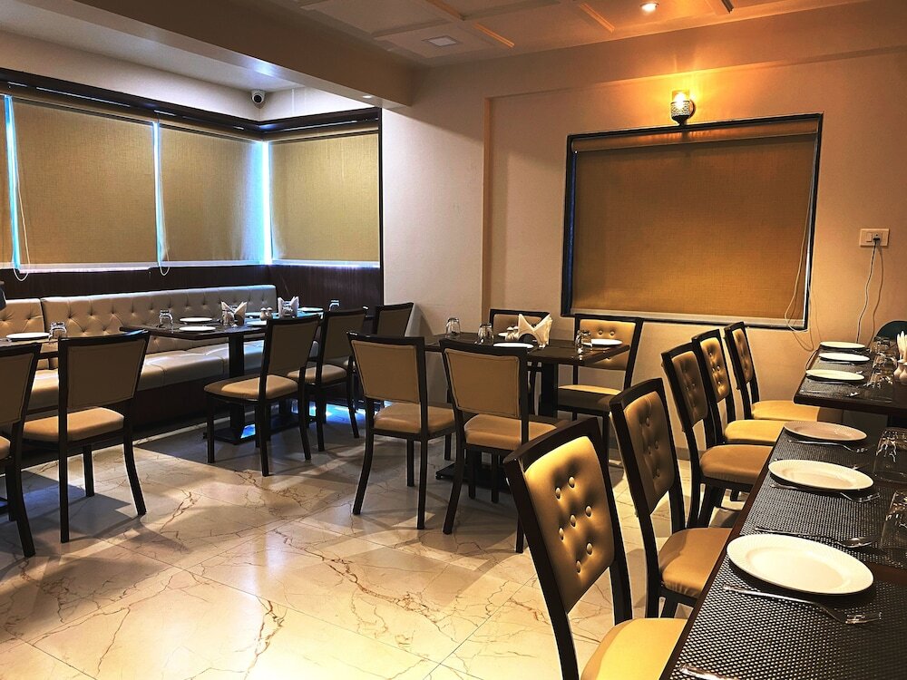 Чакан: The Grand Sarovar Inn and Suites