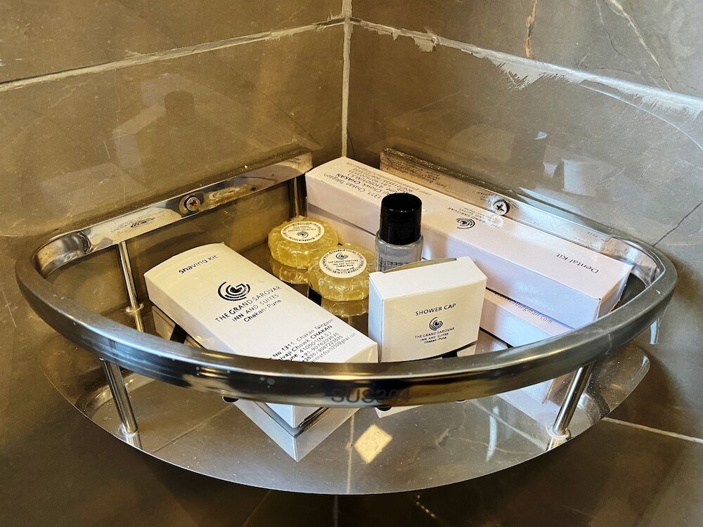 Чакан: The Grand Sarovar Inn and Suites