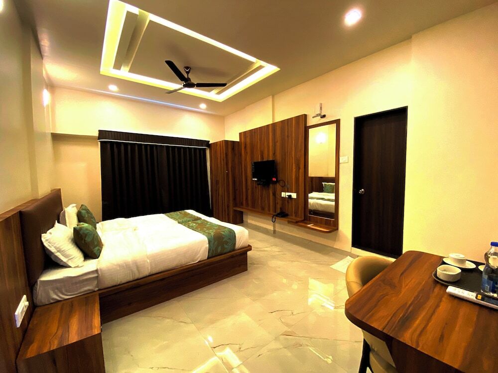 Чакан: The Grand Sarovar Inn and Suites