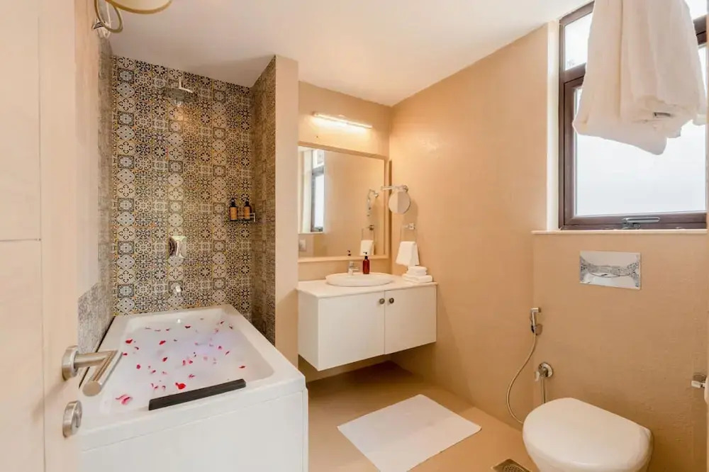 Кандолим: Spacious 3-br Apartment With Pool in Candolim