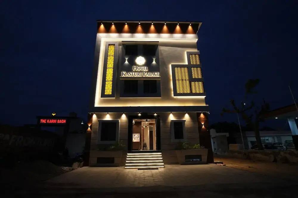 Дешнок: Hotel Kasturi Palace