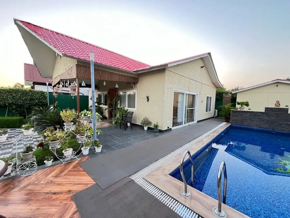 Большая Нойда: GoBravo 37 - 2Bhk Farm with Pool & Garden Sec150 Noida