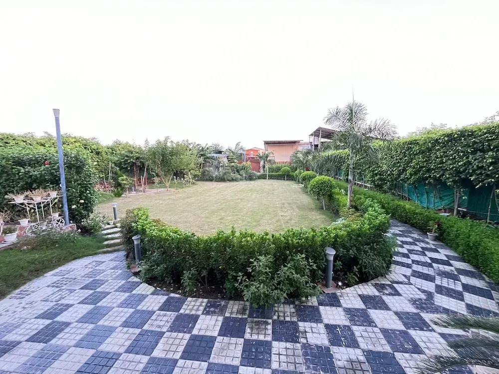Большая Нойда: GoBravo 37 - 2Bhk Farm with Pool & Garden Sec150 Noida