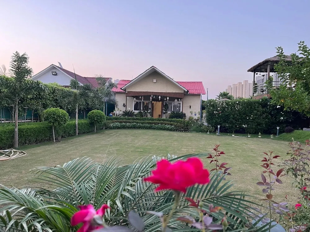 Большая Нойда: GoBravo 37 - 2Bhk Farm with Pool & Garden Sec150 Noida