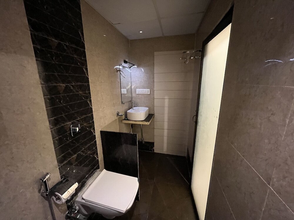Мумбаи: Hotel Wind Flower Regency - Near Kokilaben Hospital