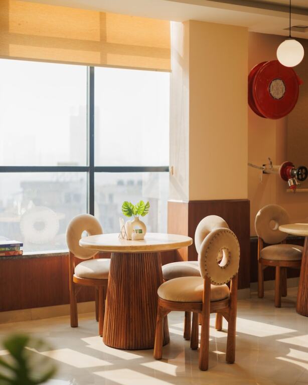 Нойда: The Eliot Hotel & Banquet