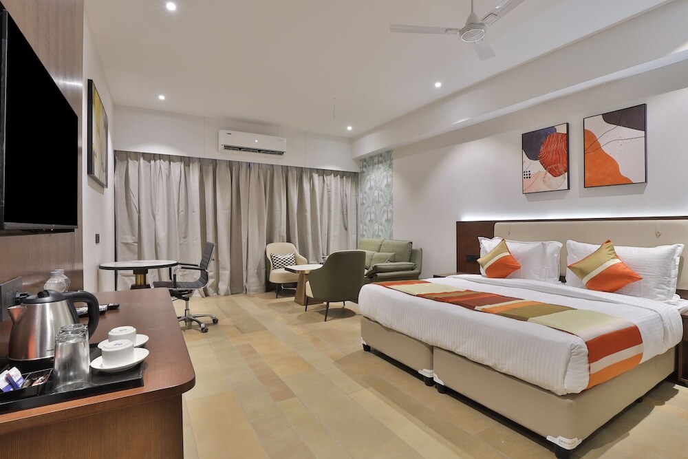 Сурат: Hotel Elements
