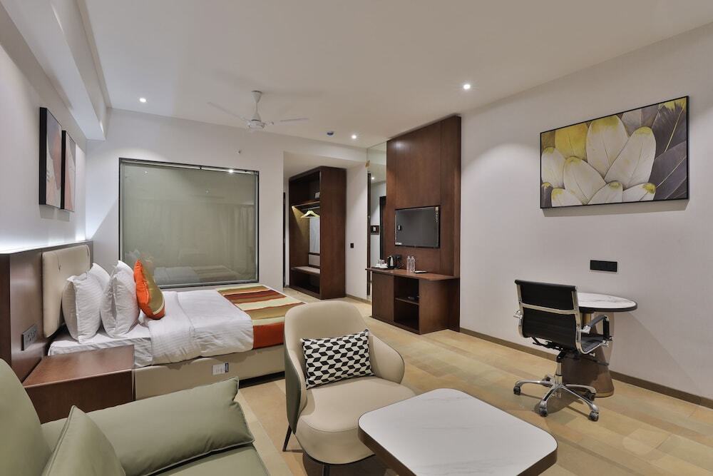 Сурат: Hotel Elements