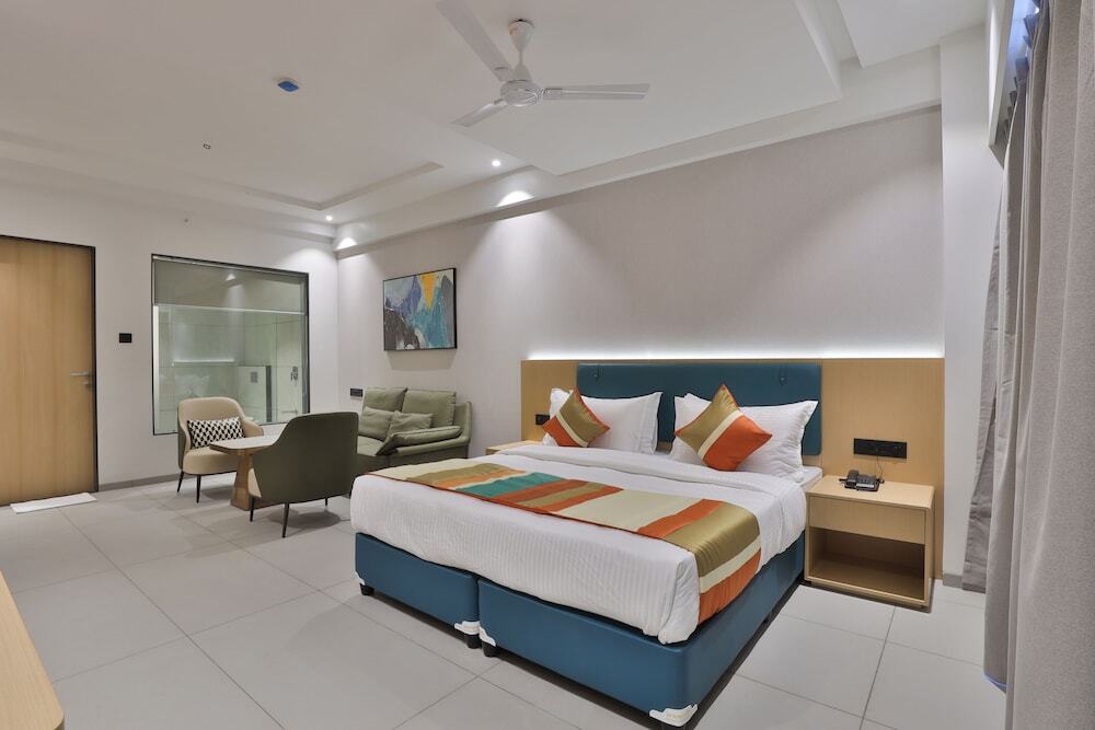 Сурат: Hotel Elements