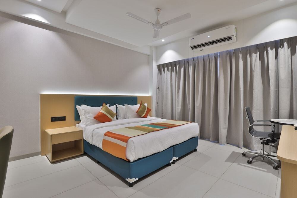 Сурат: Hotel Elements