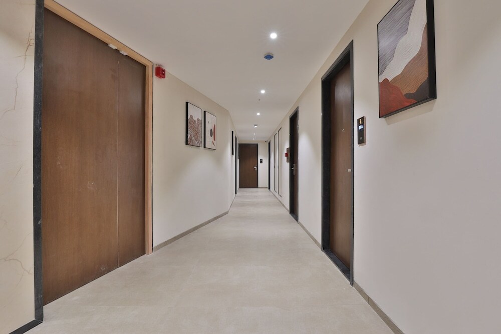 Сурат: Hotel Elements