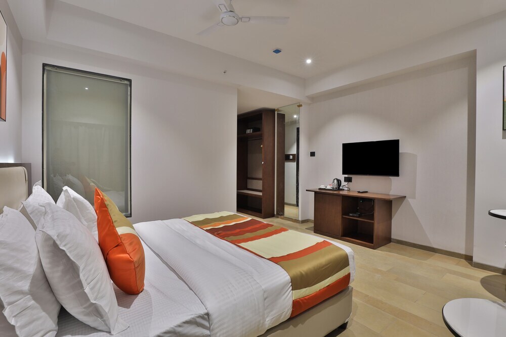 Сурат: Hotel Elements