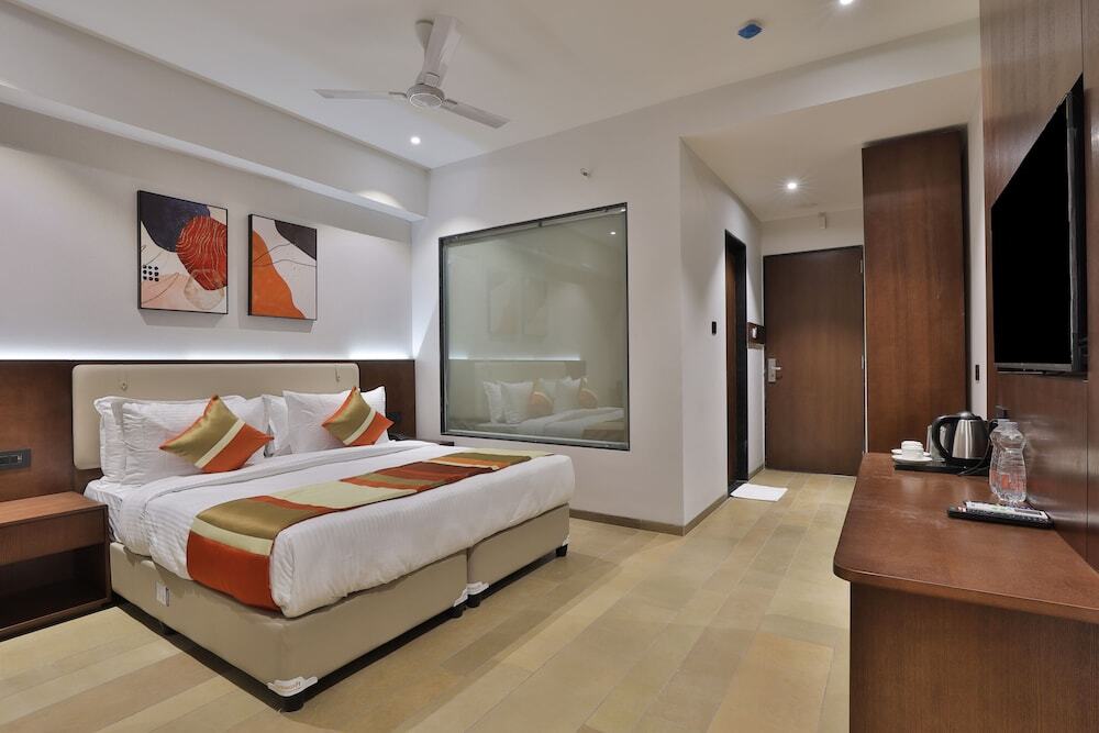 Сурат: Hotel Elements