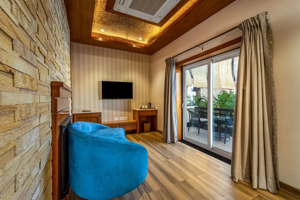 Орай: Shyama Sarovar Portico
