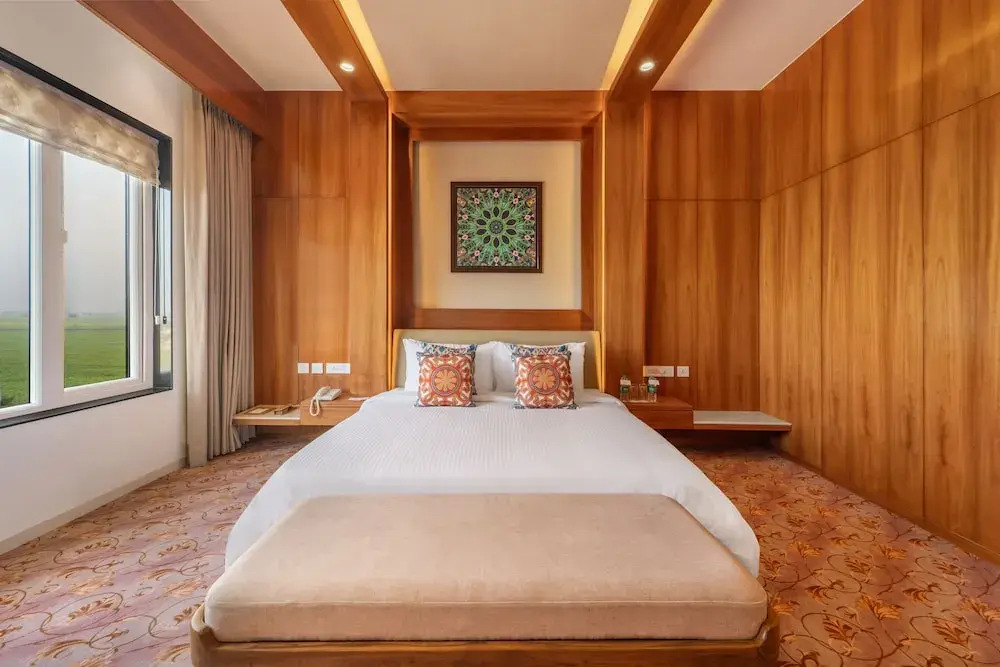 Орай: Shyama Sarovar Portico