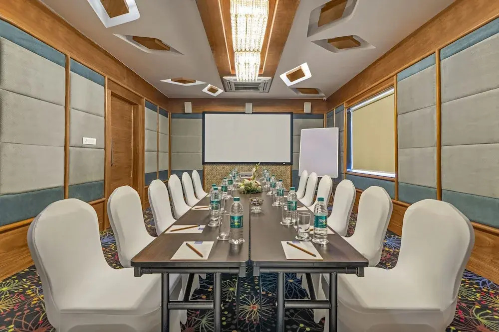 Орай: Shyama Sarovar Portico