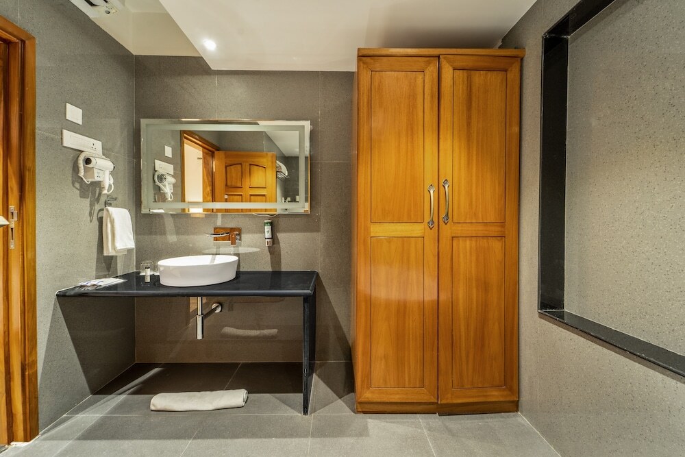 Орай: Shyama Sarovar Portico