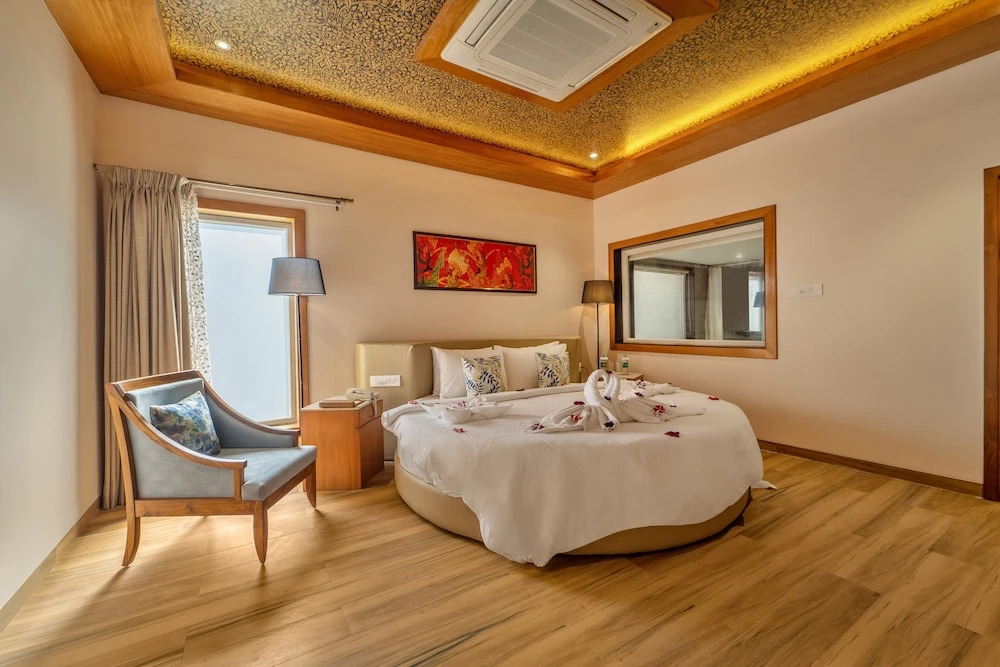 Орай: Shyama Sarovar Portico