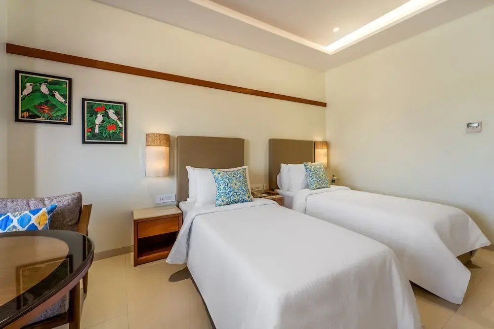 Орай: Shyama Sarovar Portico