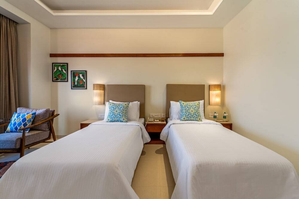 Орай: Shyama Sarovar Portico