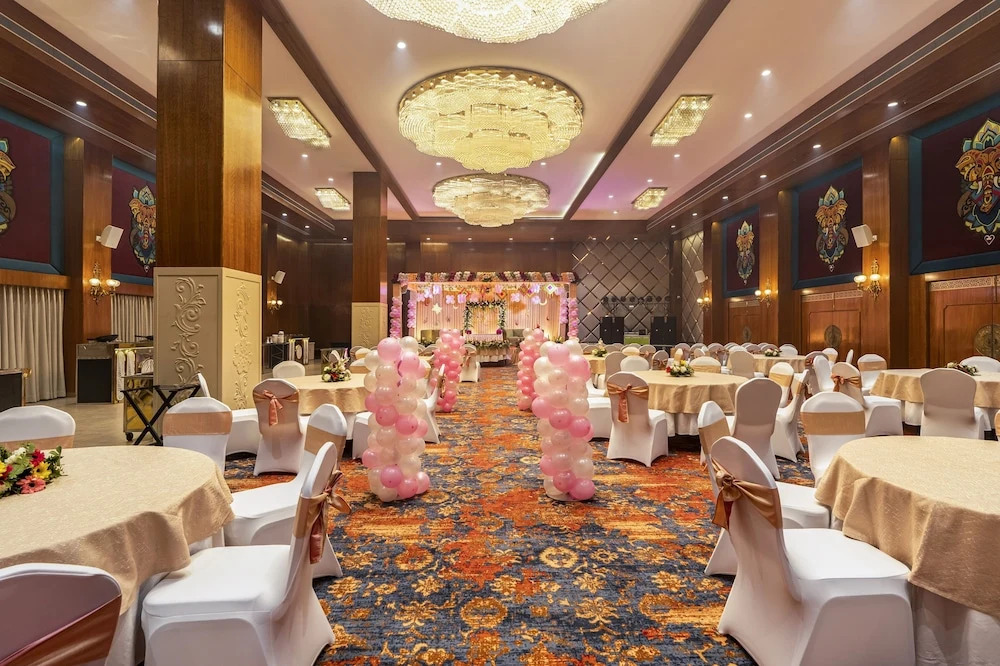 Орай: Shyama Sarovar Portico