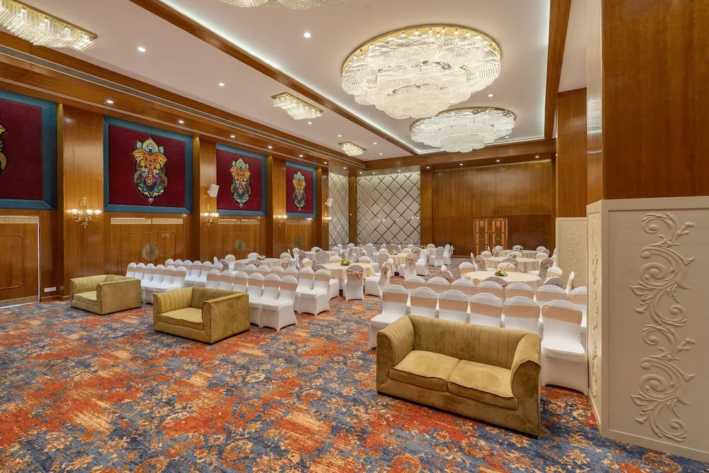 Орай: Shyama Sarovar Portico