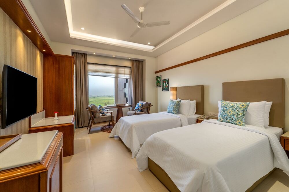 Орай: Shyama Sarovar Portico