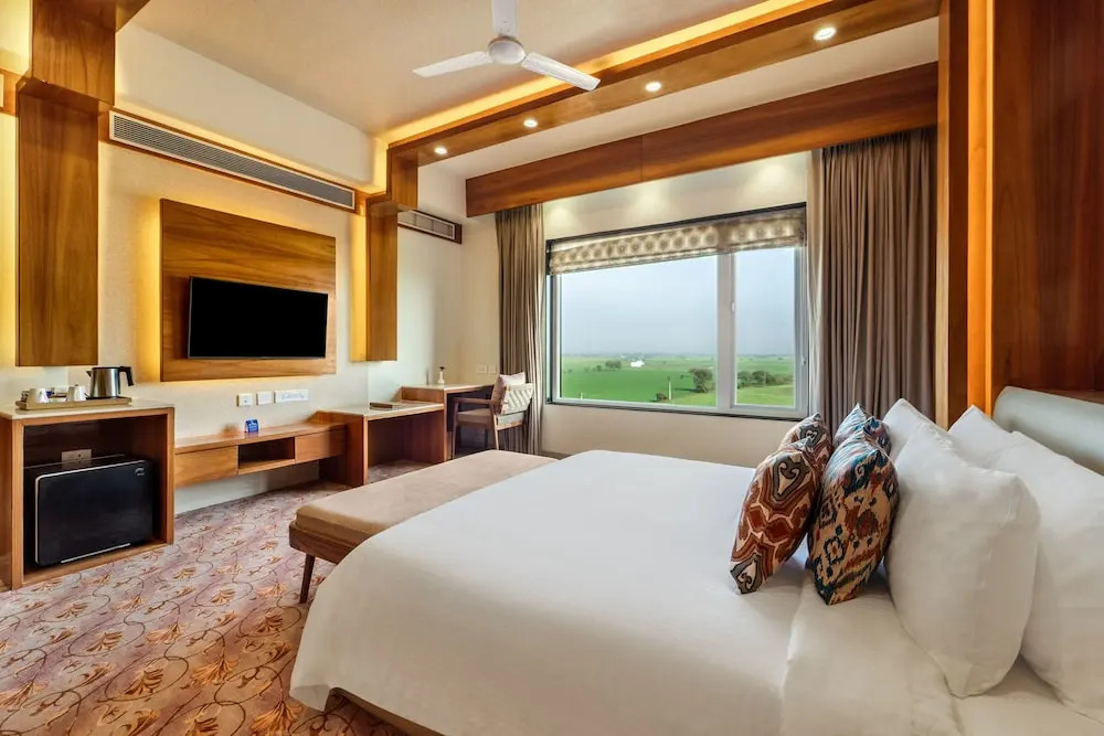 Орай: Shyama Sarovar Portico