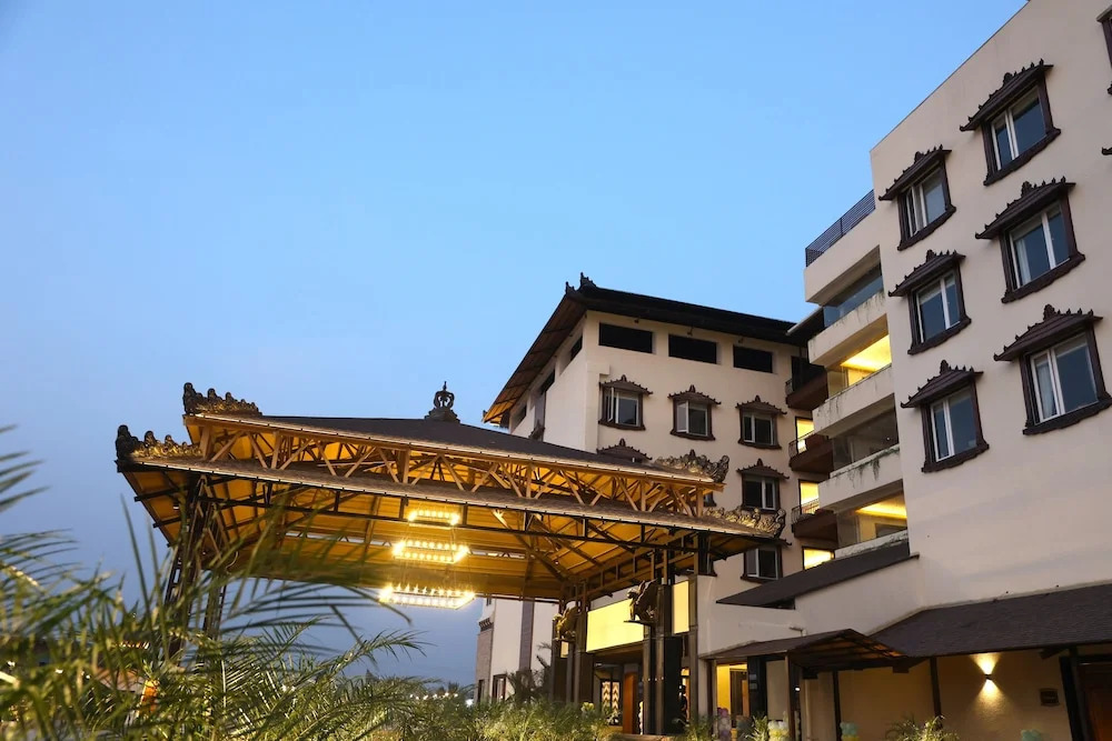 Орай: Shyama Sarovar Portico