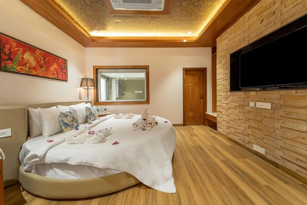 Орай: Shyama Sarovar Portico