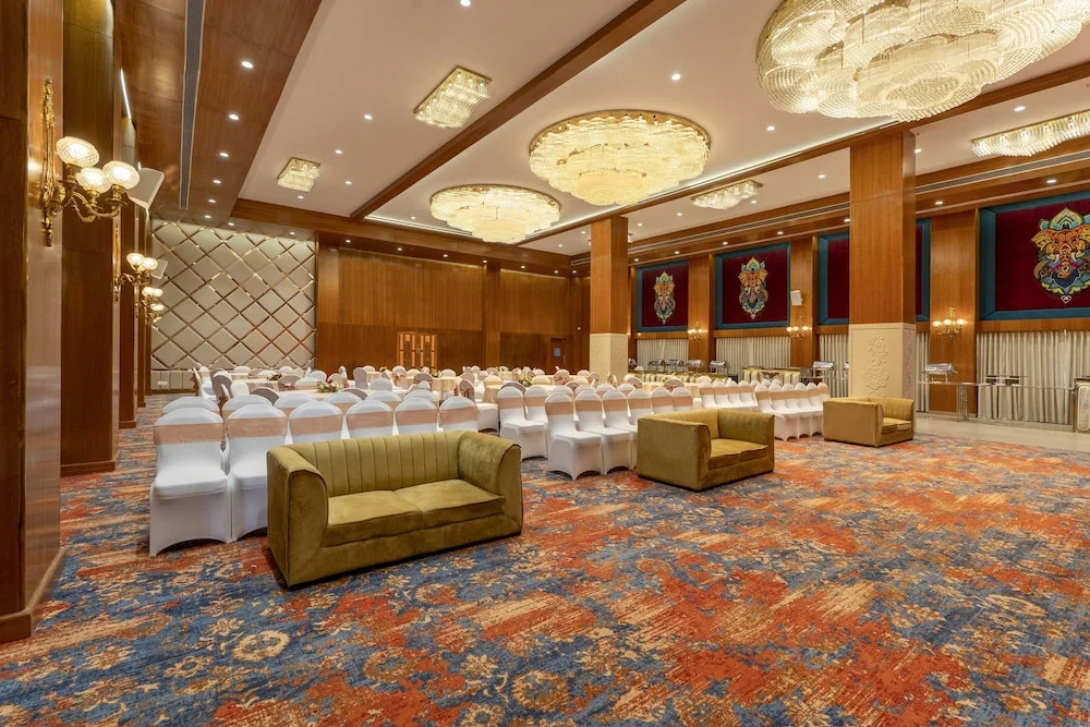 Орай: Shyama Sarovar Portico