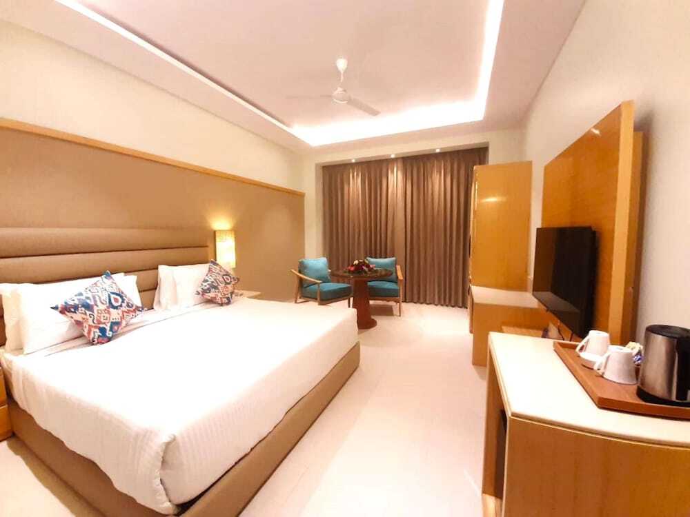 Орай: Shyama Sarovar Portico
