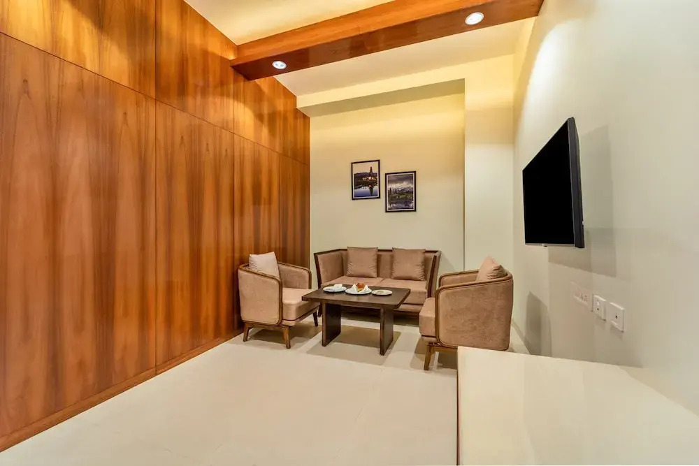 Орай: Shyama Sarovar Portico