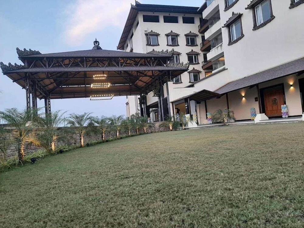 Орай: Shyama Sarovar Portico